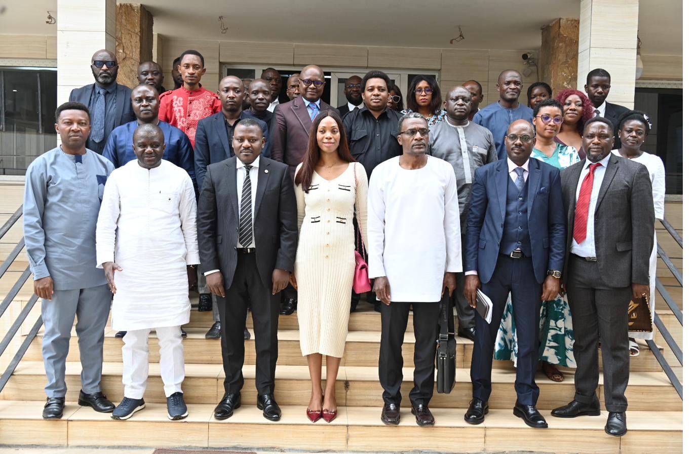 Photo de groupe des participants à la conférence de lancement du CEARDI